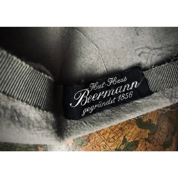 Rare vintage hat with mesh veil and feather in grey - Picture 3 of 5